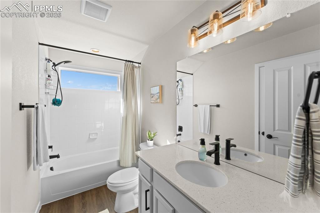 Image 27 of 49: Bathroom