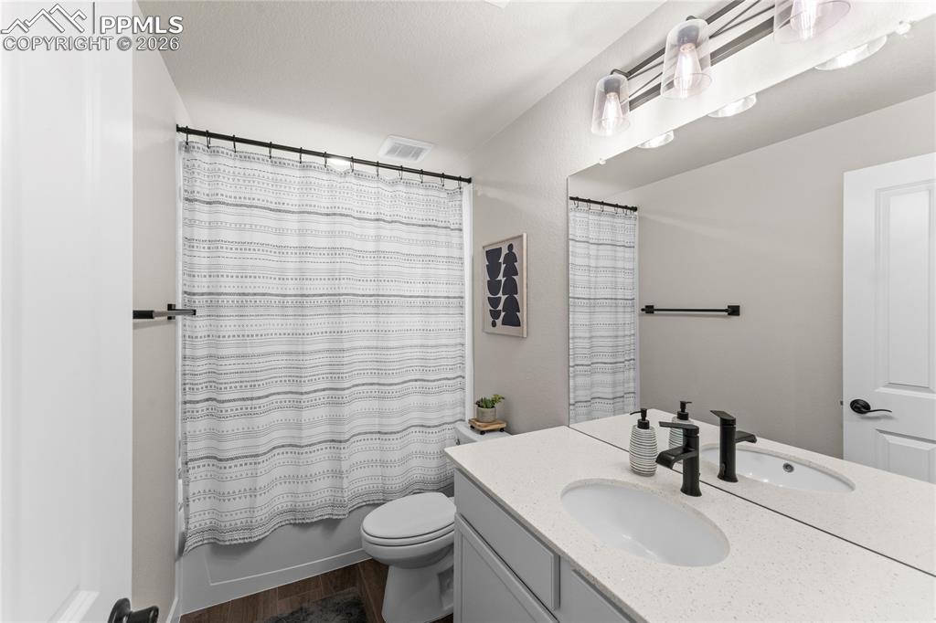 Image 35 of 49: Bathroom