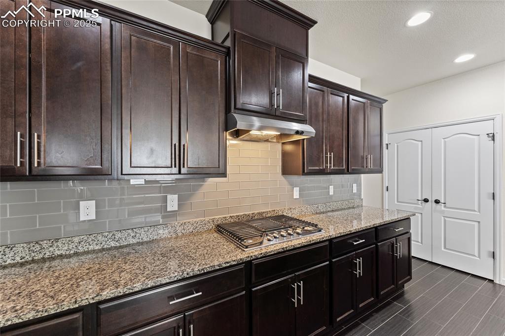 Image 17 of 46: Kitchen