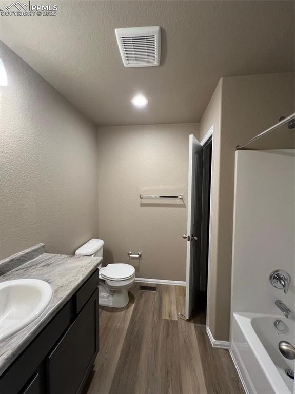 Image 15 of 32: Bathroom