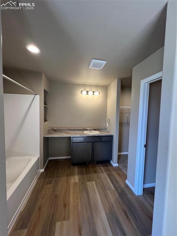 Image 25 of 32: Bathroom