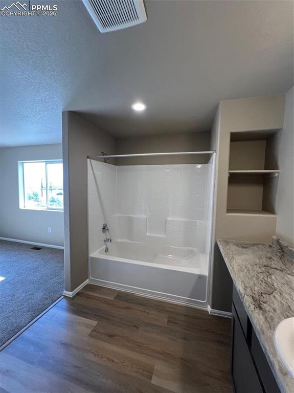 Image 29 of 32: Bathroom