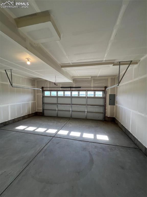 Image 30 of 32: Garage