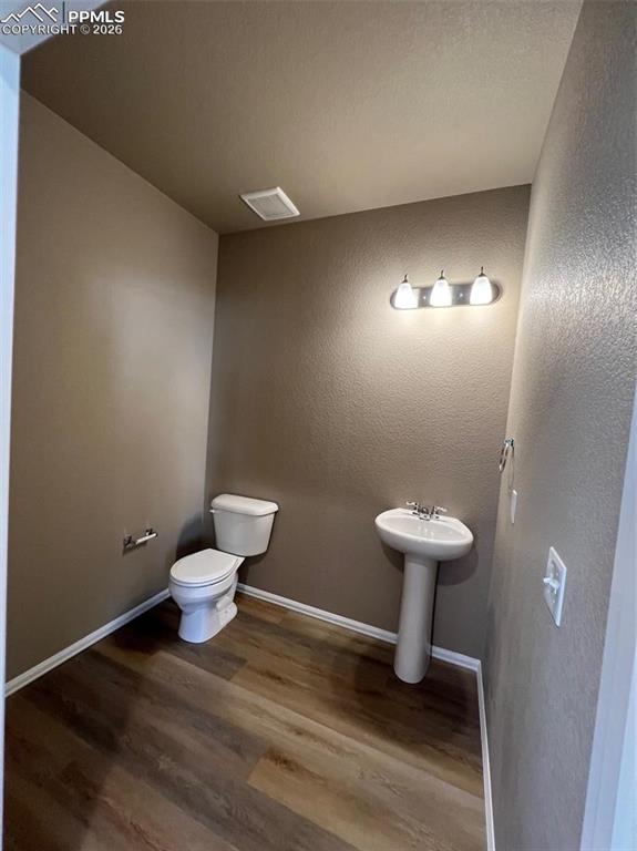 Image 5 of 32: Bathroom