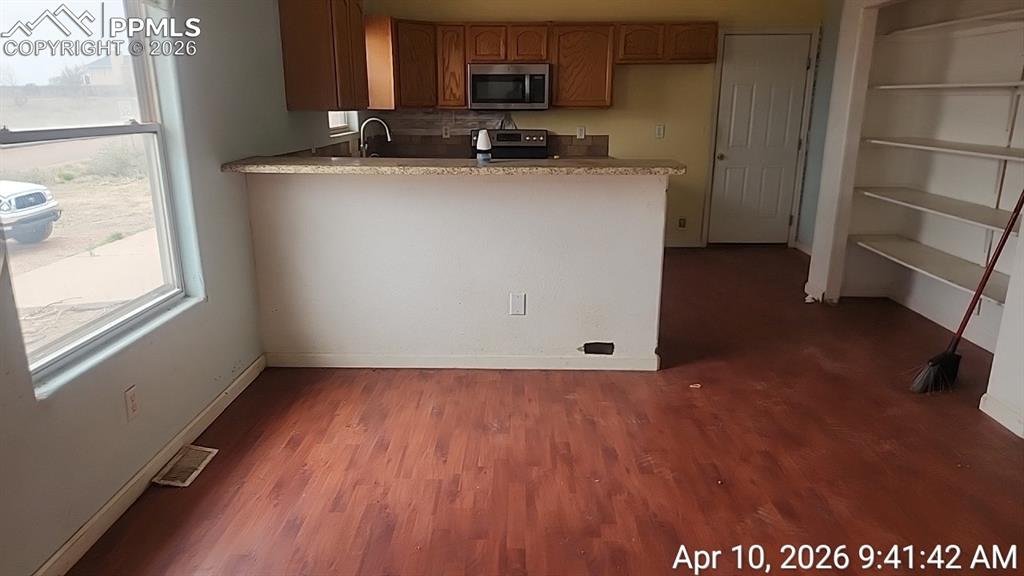 Image 3 of 11: Kitchen