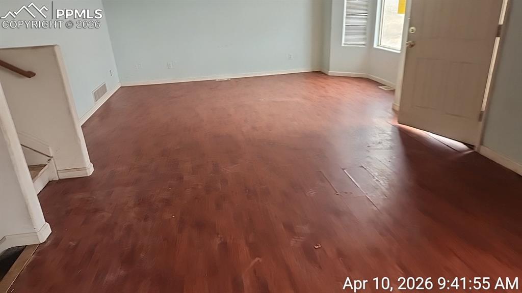 Image 4 of 11: Living Room