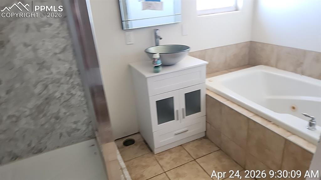 Image 5 of 11: Bathroom