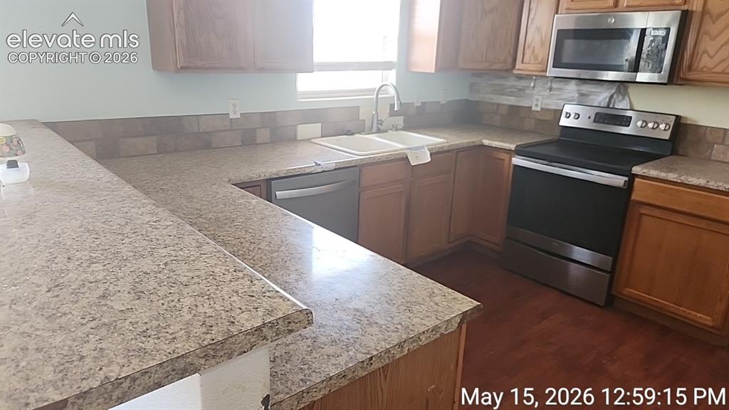 Image 5 of 11: Kitchen