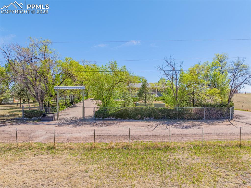 Image 12 of 27: Yard