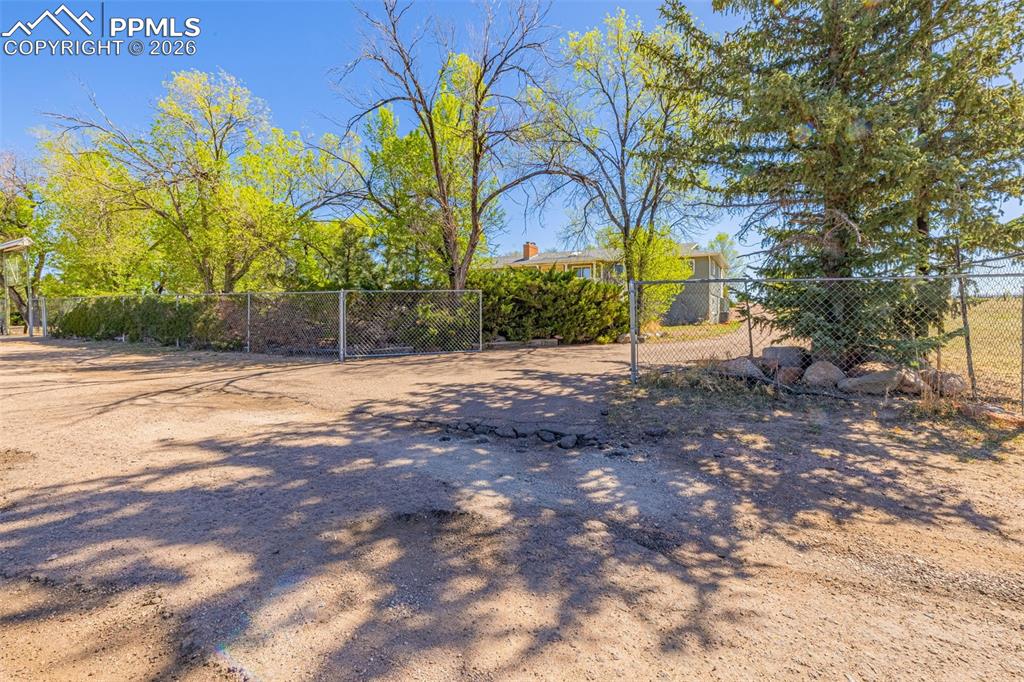 Image 25 of 27: Yard