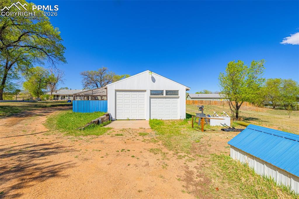 Image 7 of 27: Garage