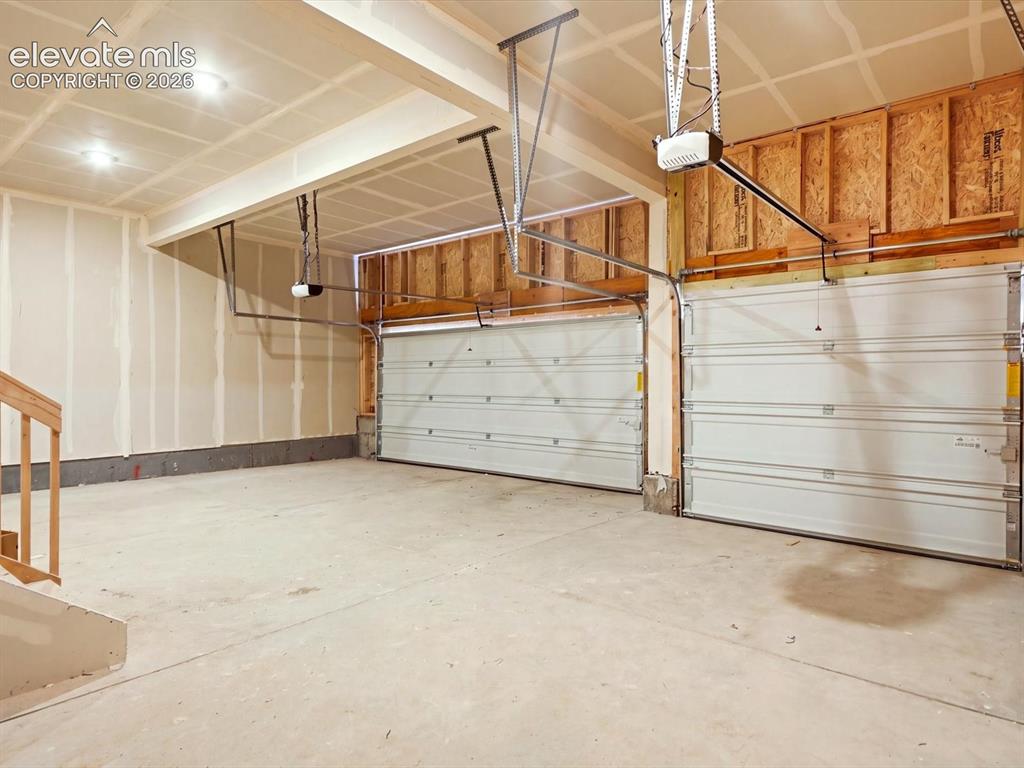 Image 15 of 29: Garage
