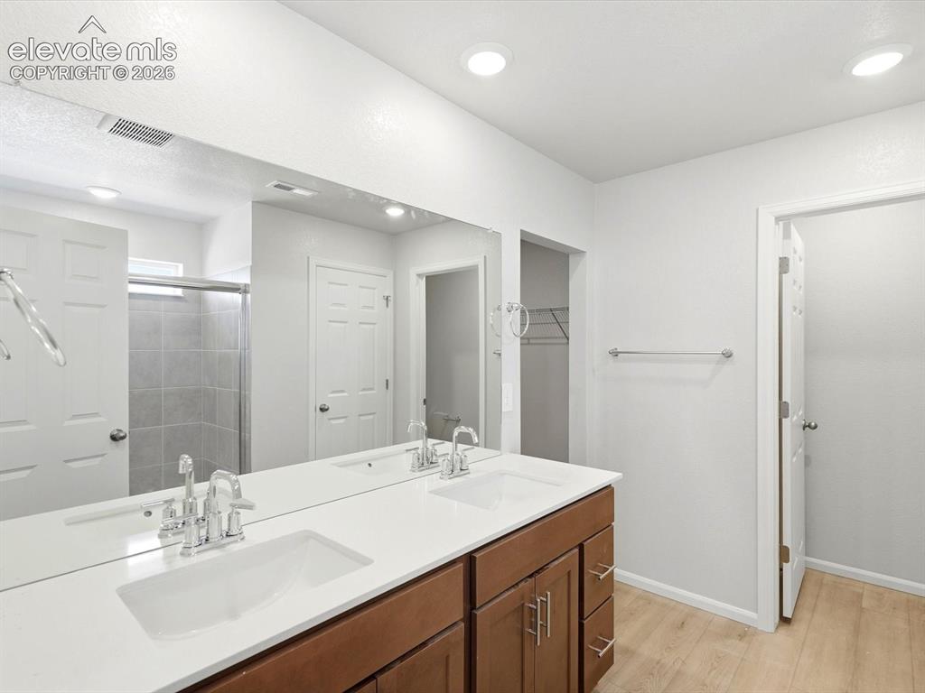 Image 22 of 29: Bathroom