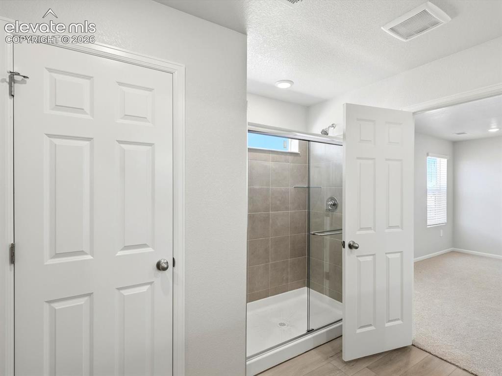 Image 23 of 29: Bathroom