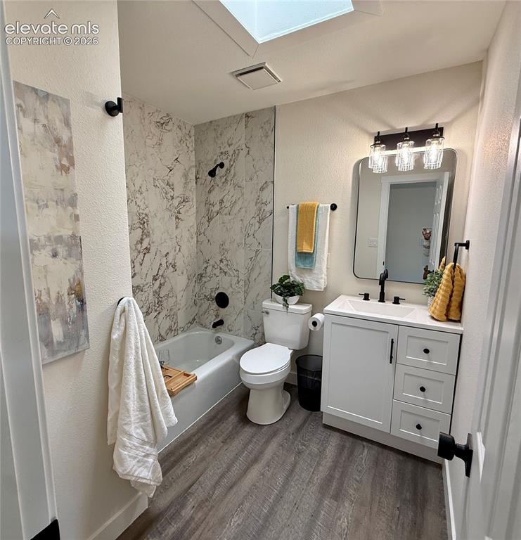 Image 18 of 25: Main Bathroom. newly renovated