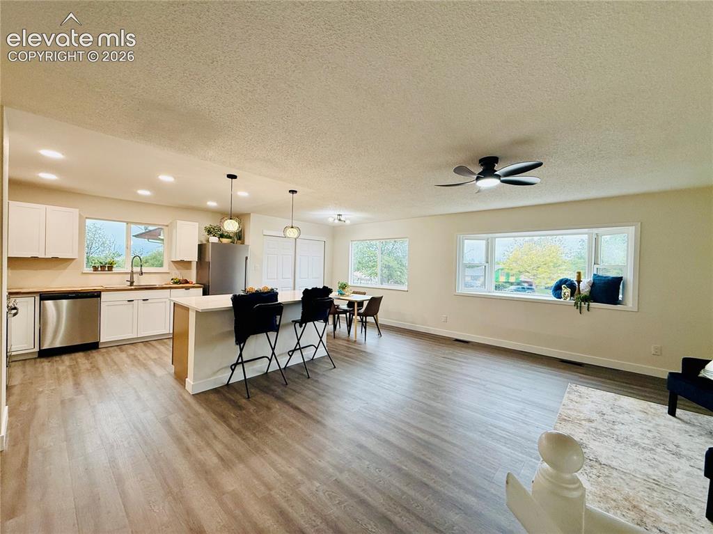 Image 7 of 25: Large open area for entertaining and gathering