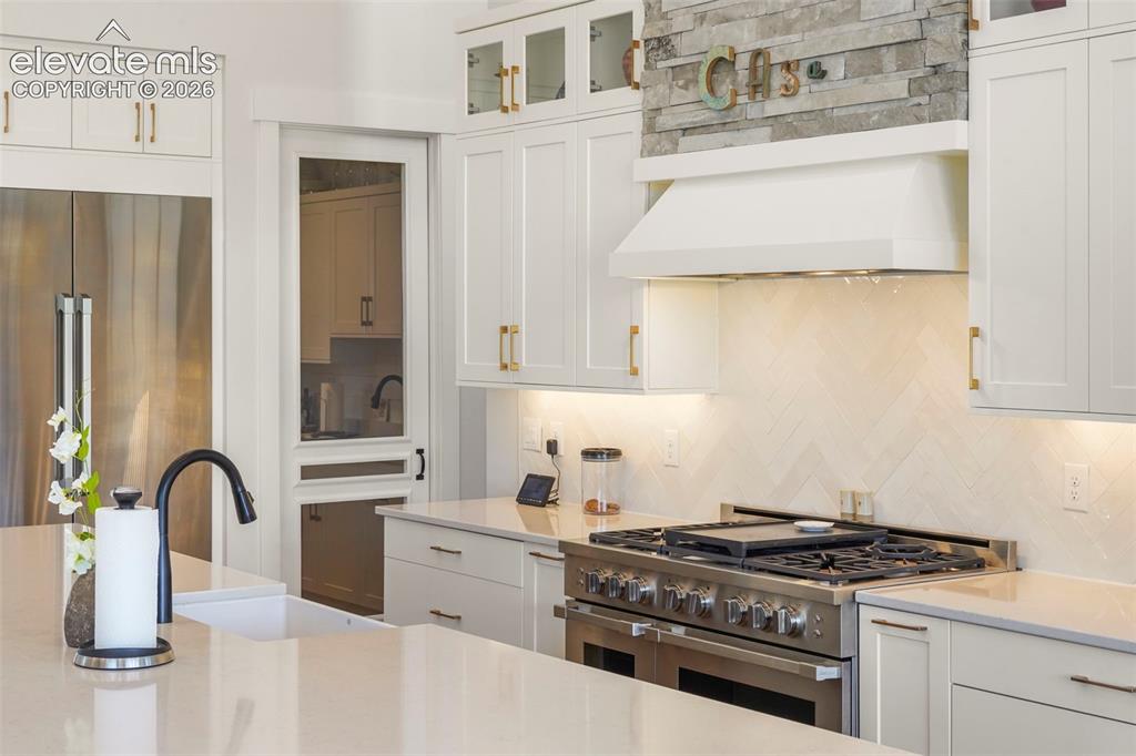 Image 15 of 50: Kitchen
