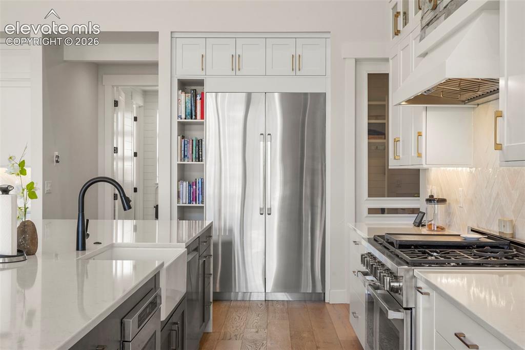 Image 16 of 50: Kitchen