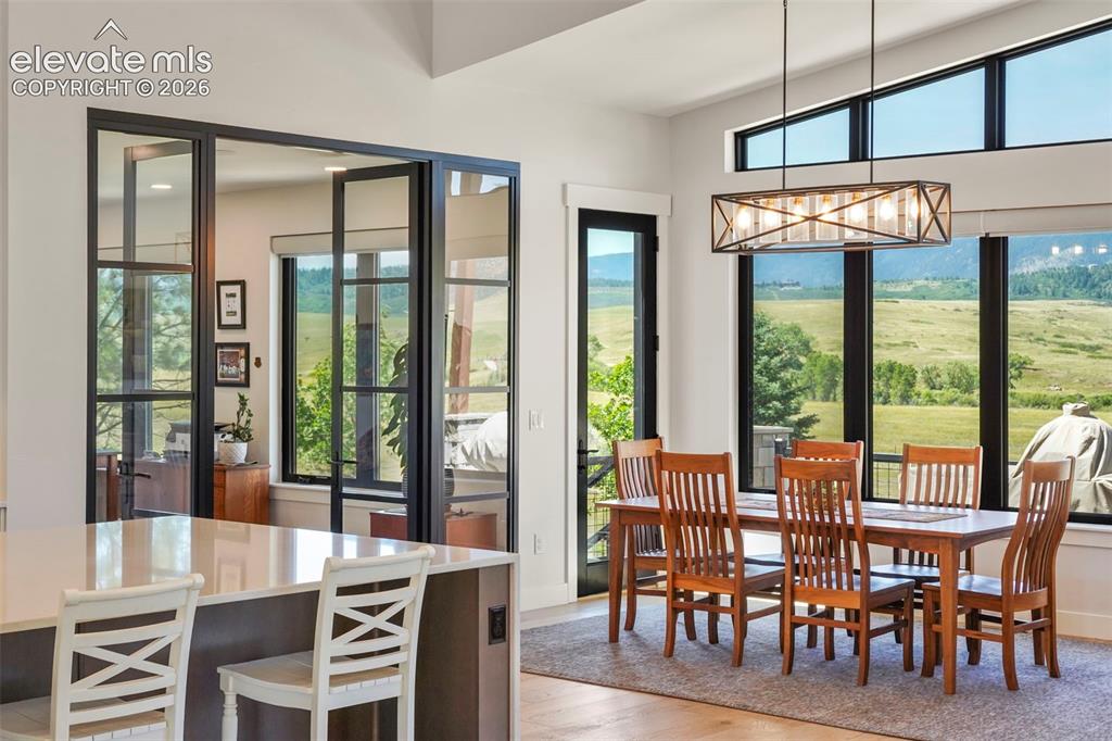 Image 18 of 50: Dining Area