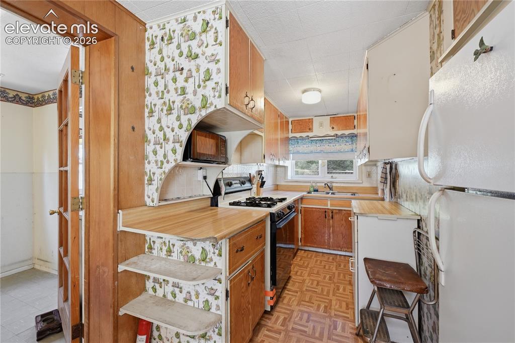 Image 11 of 28: Kitchen