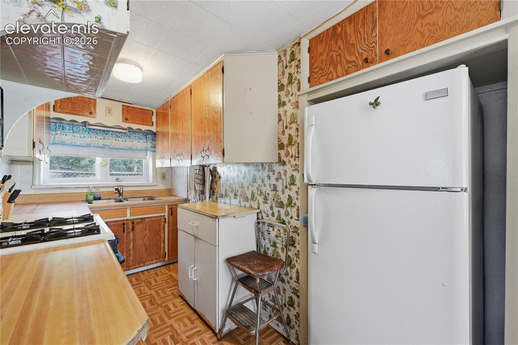 Image 12 of 28: Kitchen