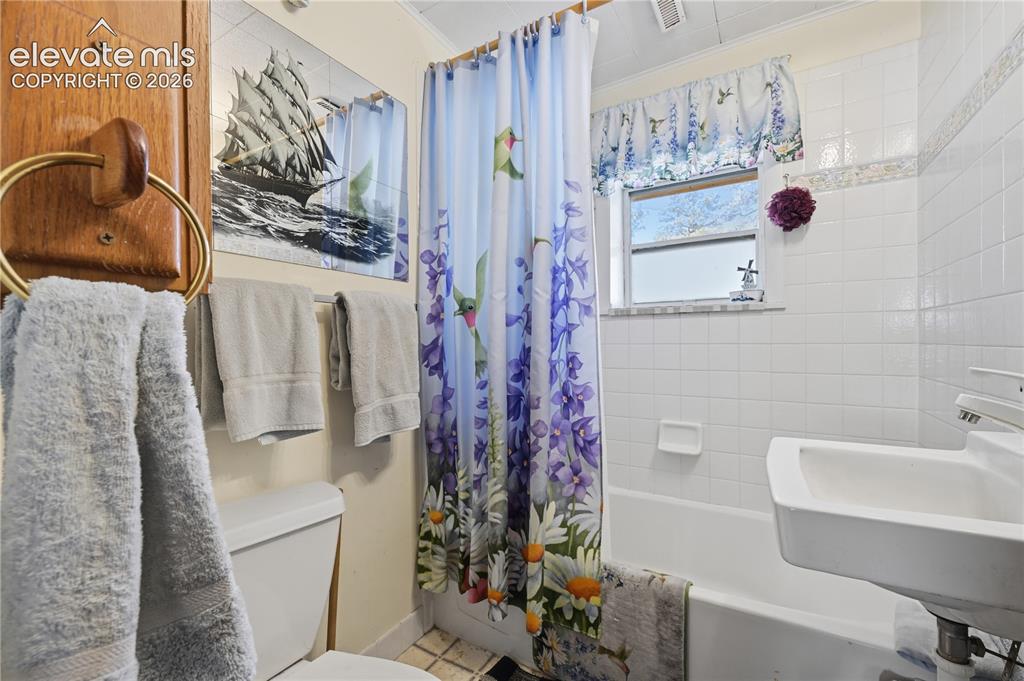Image 8 of 28: Bathroom
