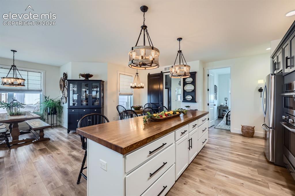 Image 19 of 50: Kitchen