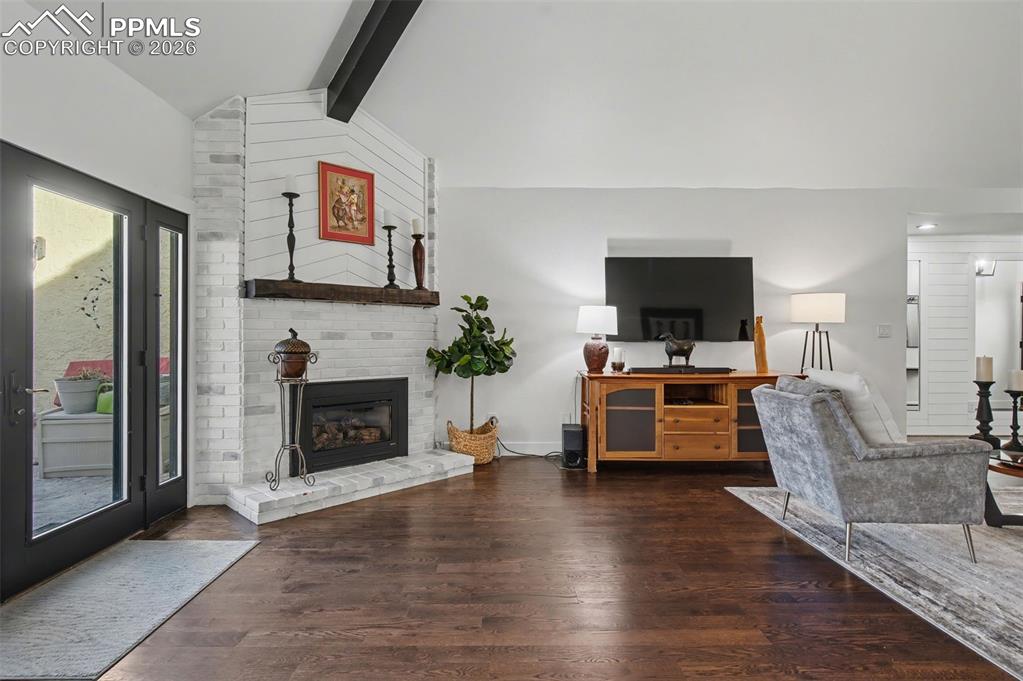 Image 13 of 36: Living Room