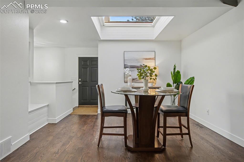 Image 21 of 36: Dining Area