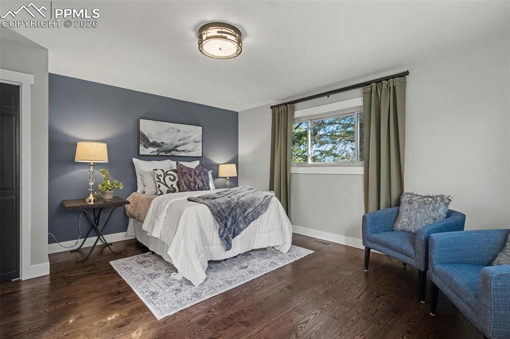 Image 23 of 36: Bedroom