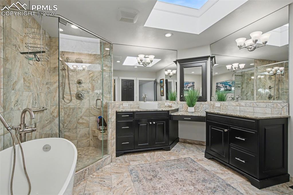 Image 24 of 36: Bathroom