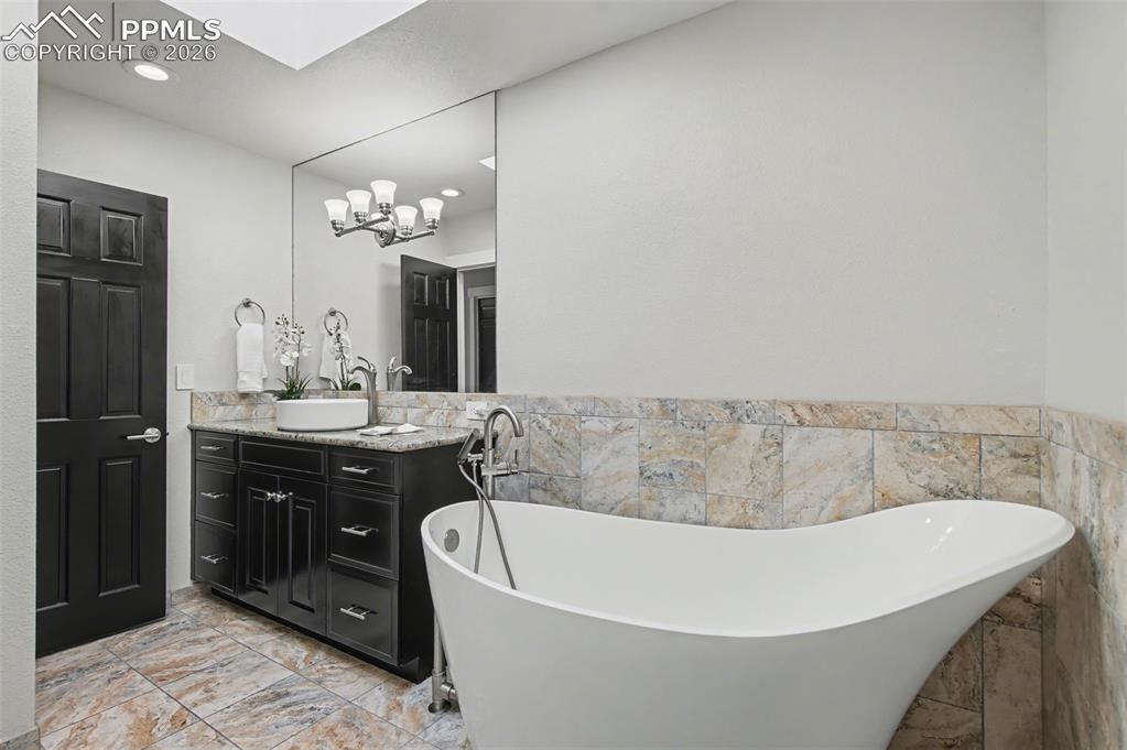 Image 25 of 36: Bathroom