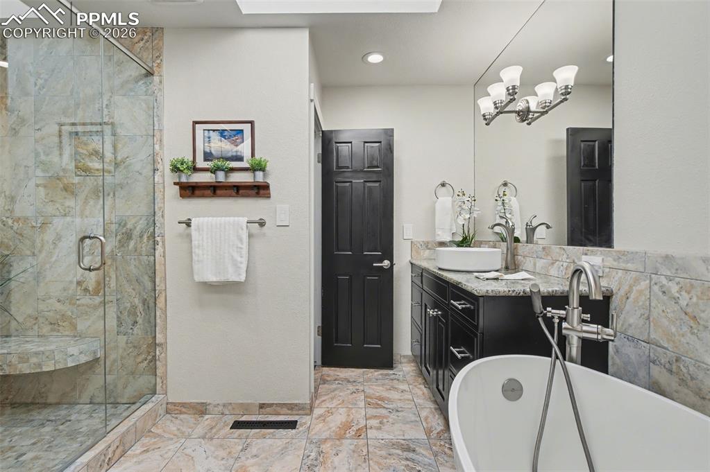 Image 26 of 36: Bathroom