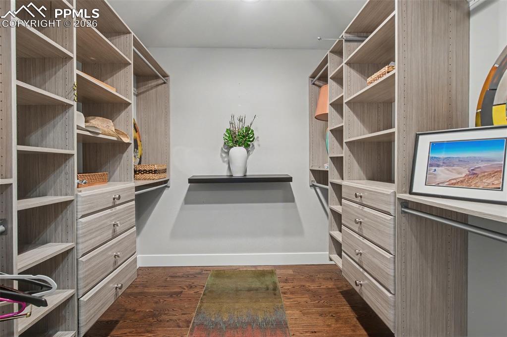 Image 27 of 36: Closet