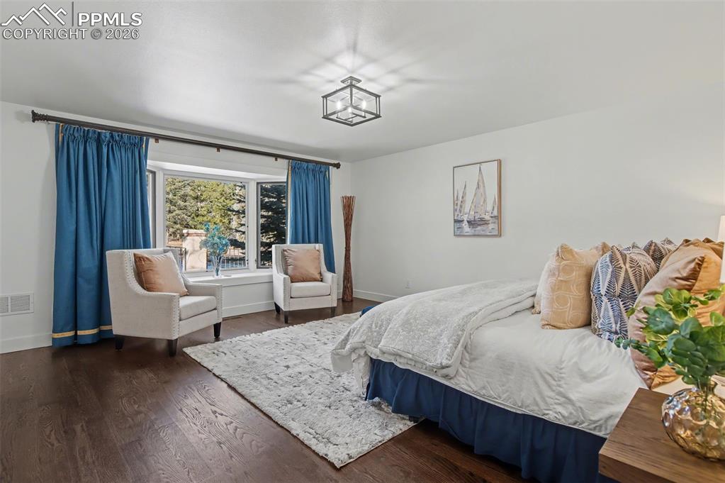 Image 28 of 36: Bedroom