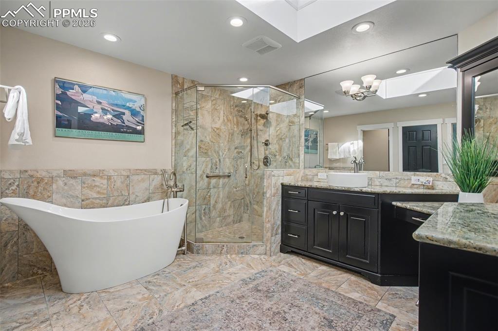 Image 30 of 36: Bathroom