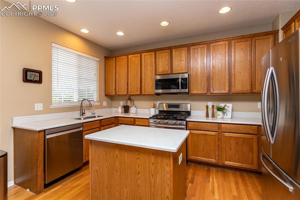 Image 7 of 40: Kitchen with new Quartz countertops.
