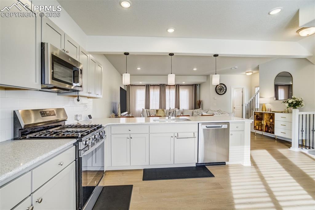 Image 10 of 30: Kitchen