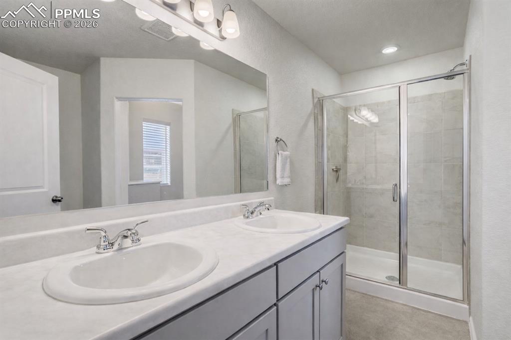 Image 27 of 30: Bathroom