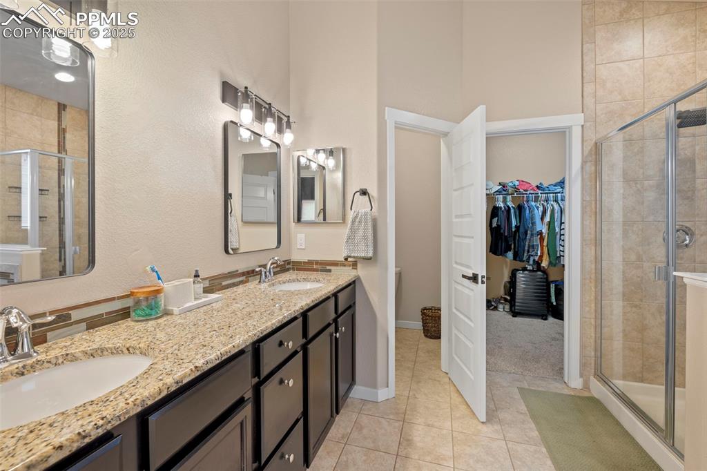 Image 21 of 42: Bathroom