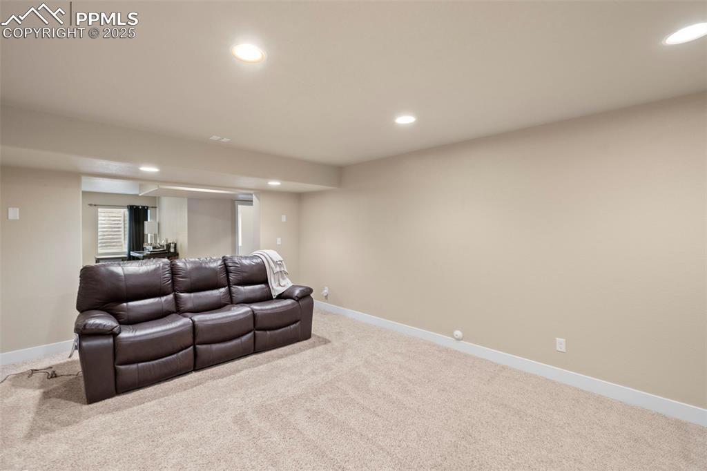 Image 33 of 42: Living Room