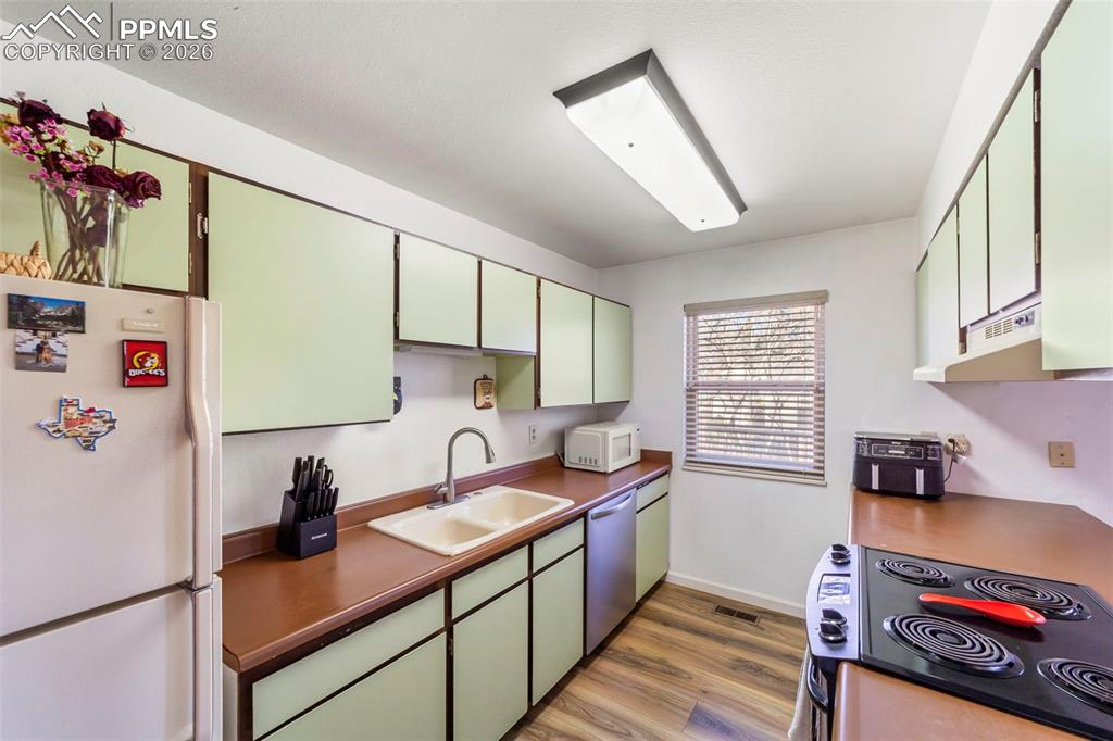 Image 10 of 42: Kitchen