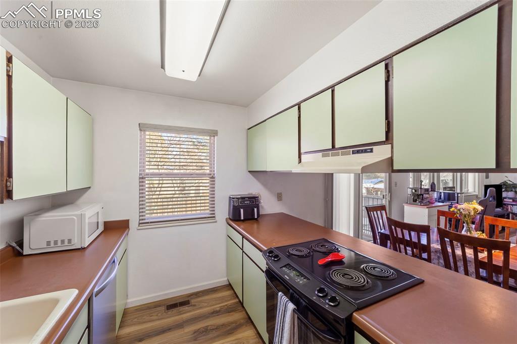 Image 11 of 42: Kitchen