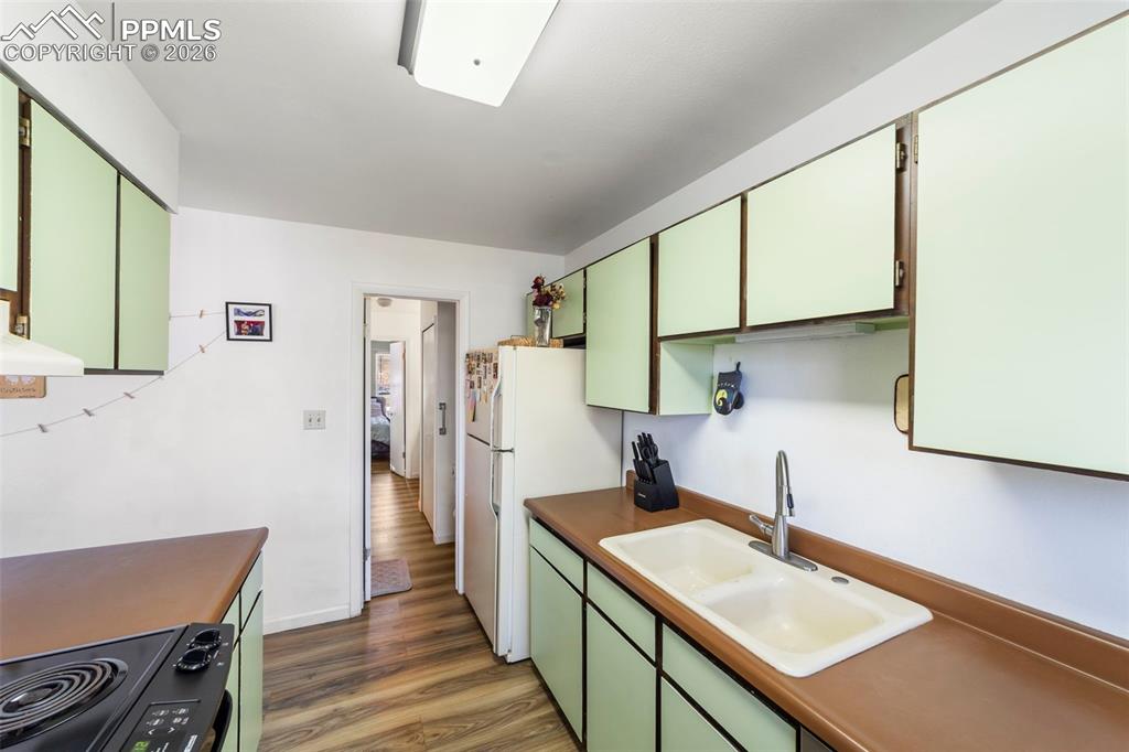 Image 13 of 42: Kitchen