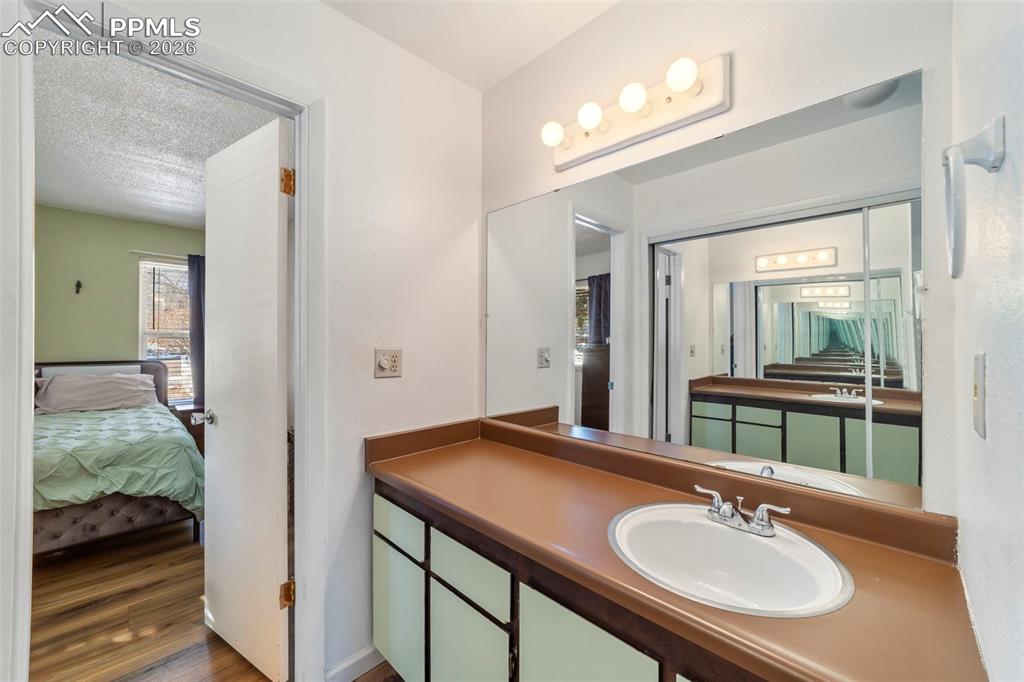 Image 17 of 42: Bathroom