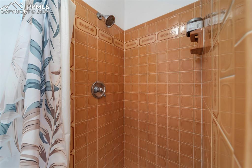 Image 19 of 42: Bathroom