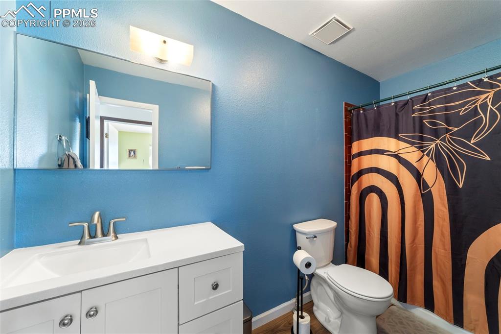 Image 24 of 42: Bathroom