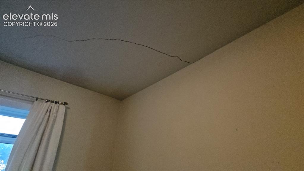 Image 17 of 37: Crack on the ceiling of the dinning room