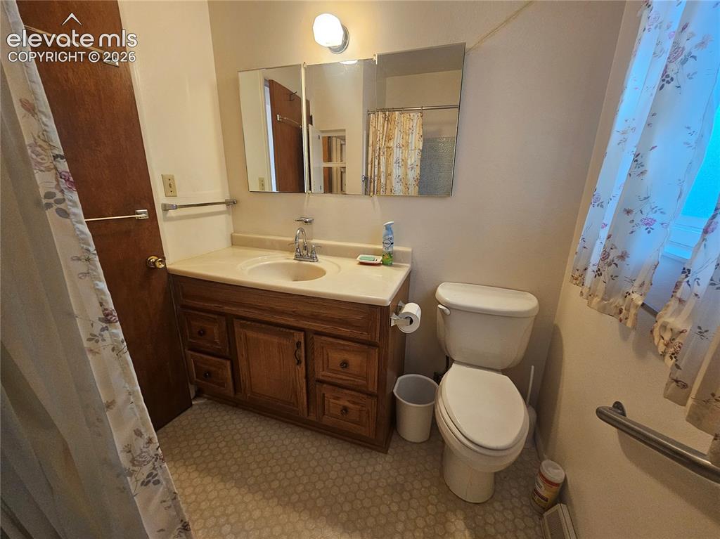Image 20 of 37: Bathroom