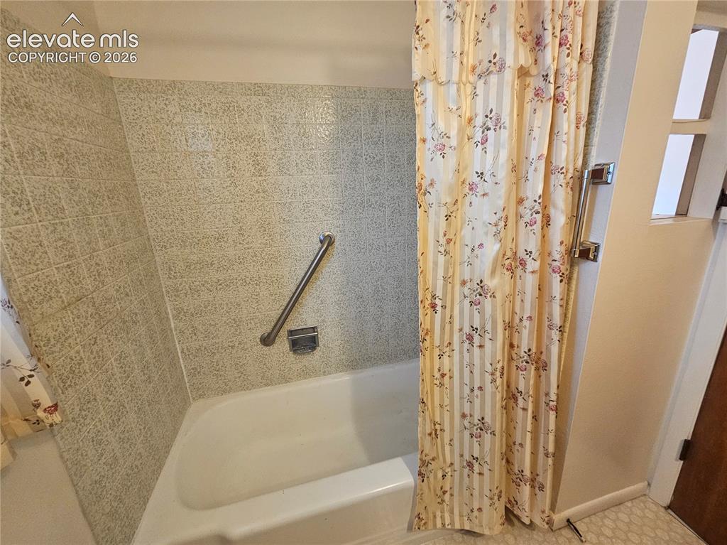 Image 21 of 37: Bathroom